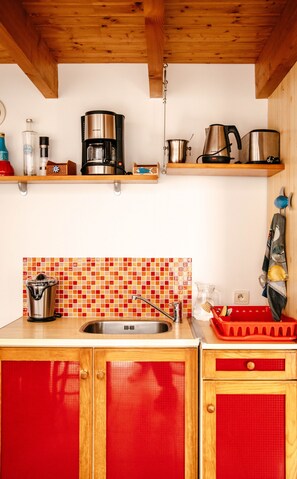 Réfrigérateur, micro-ondes, plaque de cuisson, lave-vaisselle