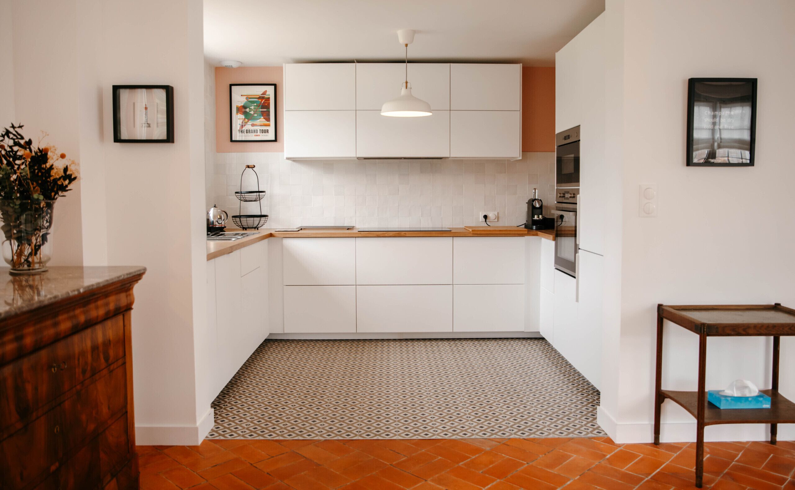 Een koelkast, een microgolfoven, een oven, een vaatwasser