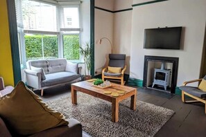 Living area - 3 bedrooms. Cinema room. Town centre & near beach (Tywyn)