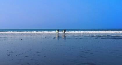 3 bedrooms. Cinema room. Town centre & near beach