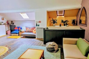 Living area - 3 bedrooms. Cinema room. Town centre & near beach (Tywyn)