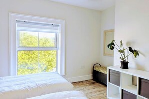 3 bedrooms, iron/ironing board, WiFi, bed sheets - 3 bedrooms. Cinema room. Town centre & near beach (Tywyn)