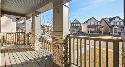 NEW! LG Family Home: Near Airport, FREE Banff Pass, Wine, Netflix, Gym & More!