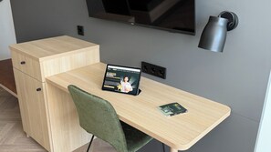 In-room safe, laptop workspace, blackout curtains, soundproofing - Cinema City Hotel Europaplatz Karlsruhe (Karlsruhe)