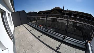 Zimmersafe, laptopgeeigneter Arbeitsplatz, Verdunkelungsvorhänge