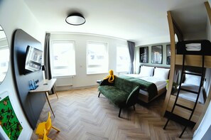 Habitación cuádruple familiar, vista a la ciudad | Caja de seguridad en la habitación y espacio para trabajar con laptop 