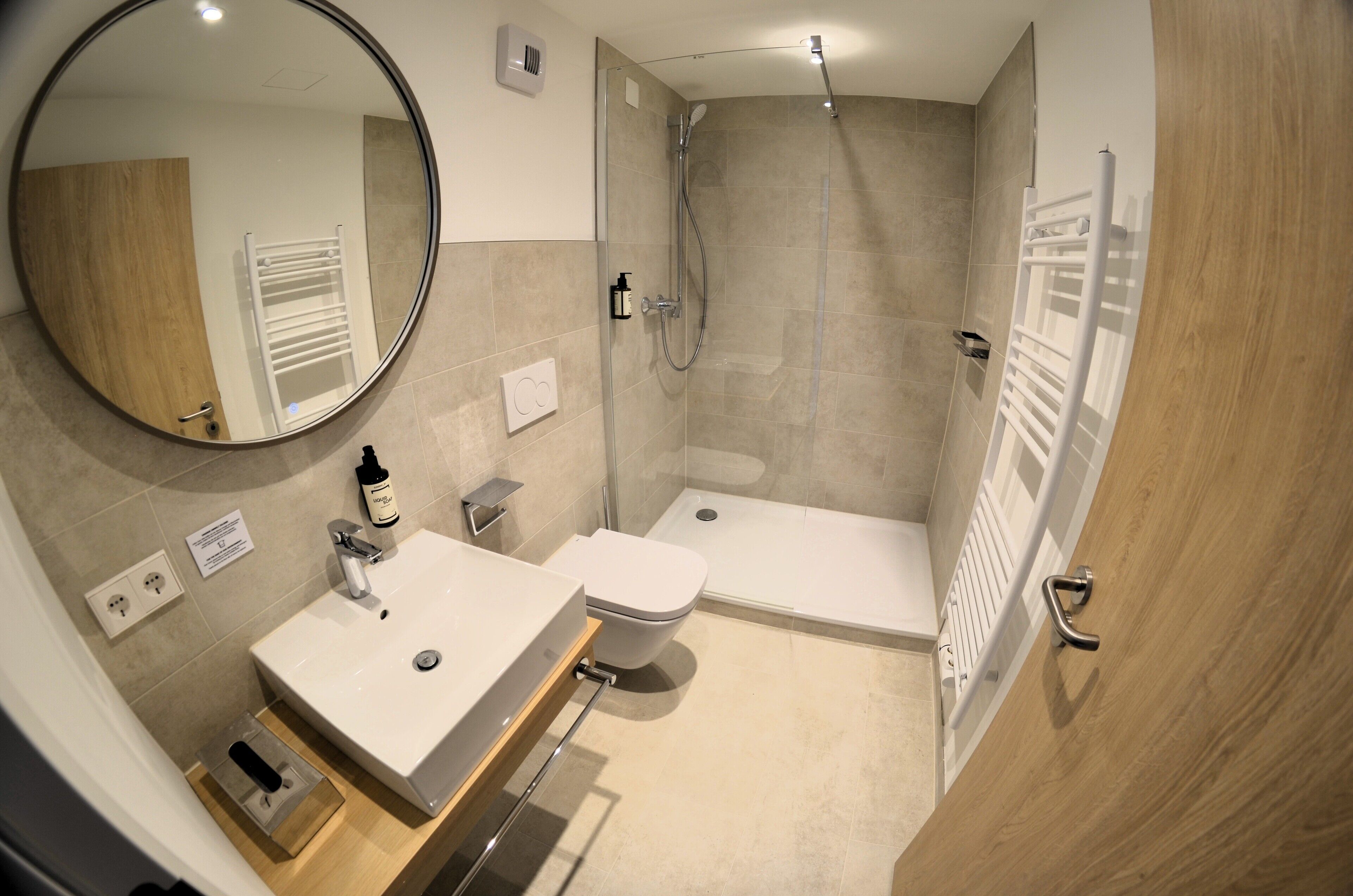 Dusche, kostenlose Toilettenartikel, Haartrockner, Handtücher