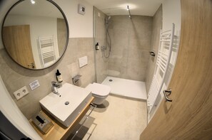 Shower, perlengkapan mandi gratis, pengering rambut, dan handuk