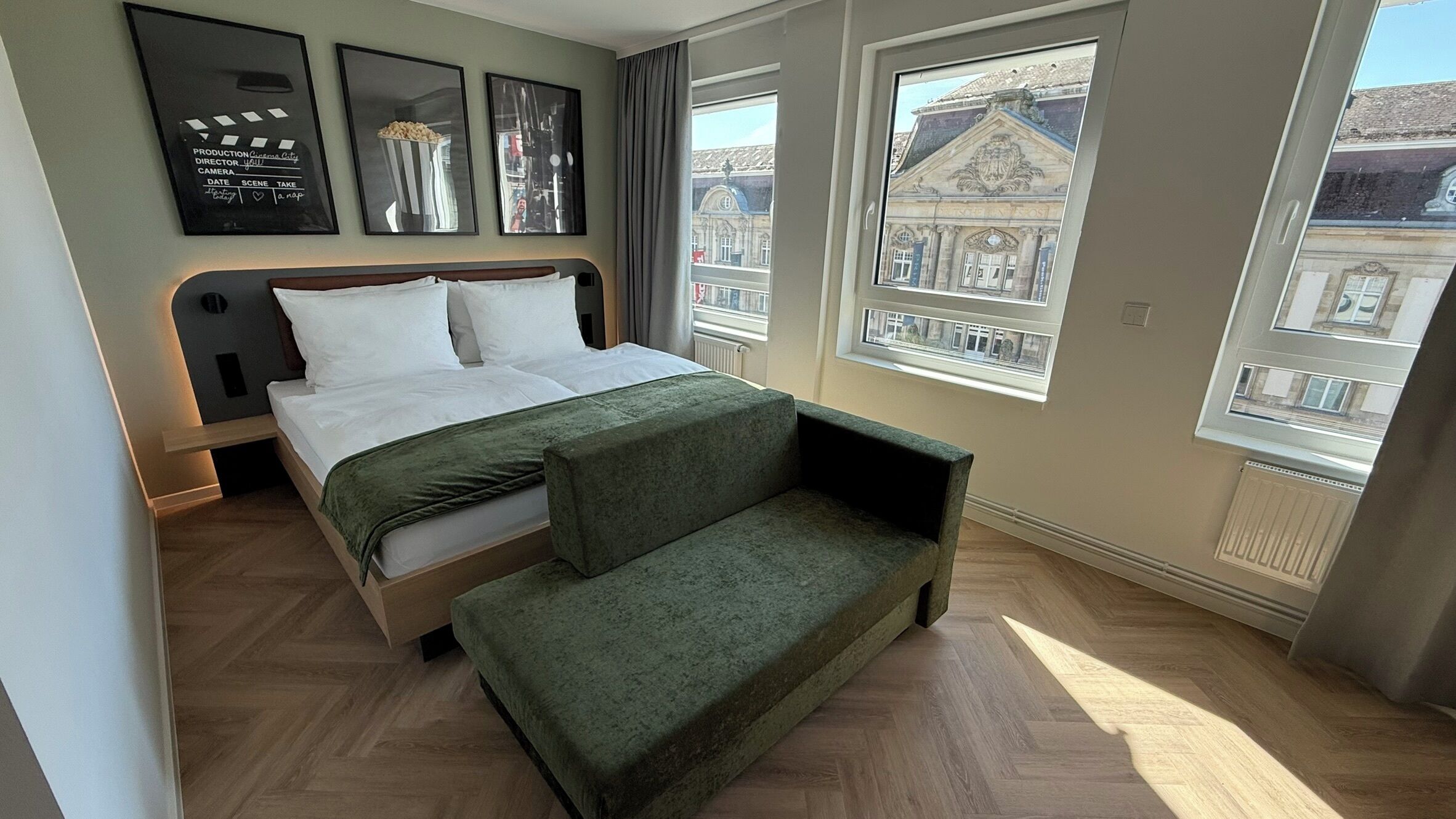 Een kluis op de kamer, een laptopwerkplek, verduisterende gordijnen