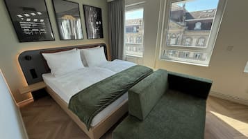 Zimmersafe, laptopgeeigneter Arbeitsplatz, Verdunkelungsvorhänge