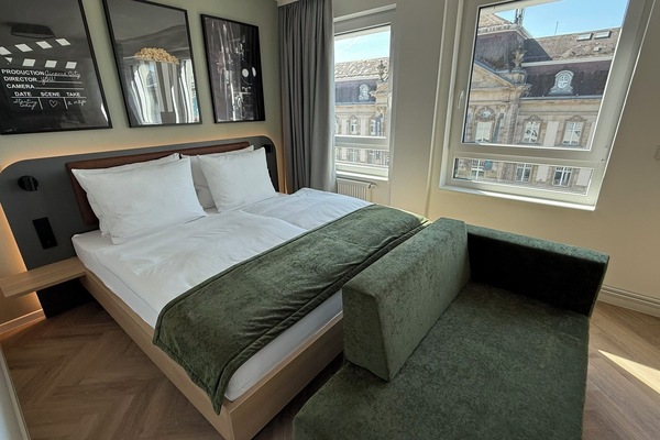 Caja de seguridad en la habitación y espacio para trabajar con laptop