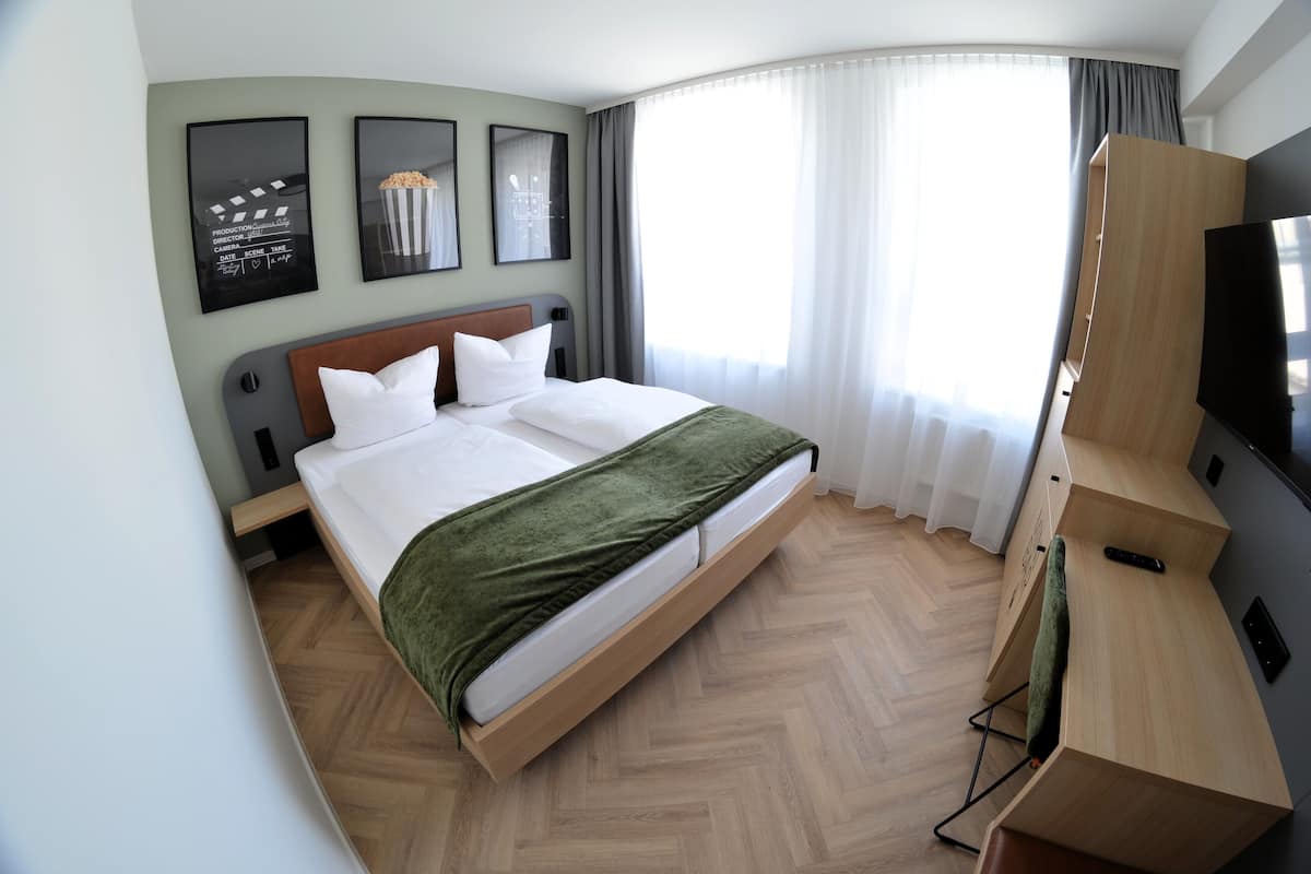 Comfort tweepersoonskamer, uitzicht op de binnenplaats | Een kluis op de kamer, een laptopwerkplek, verduisterende gordijnen
