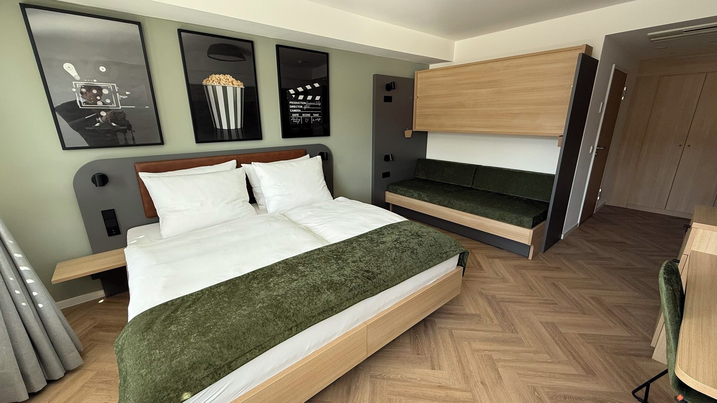 Comfort vierpersoonskamer, uitzicht op de stad | Een kluis op de kamer, een laptopwerkplek, verduisterende gordijnen