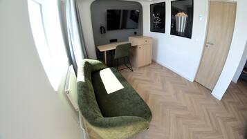 Quarto casal conforto, sacada, vista para a cidade | Cofres nos quartos, espaço de trabalho para notebook, cortinas blackout