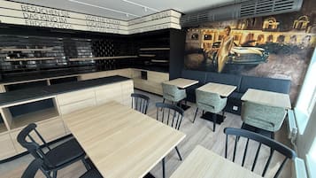 每日供应自助式早餐(每人 EUR 14)