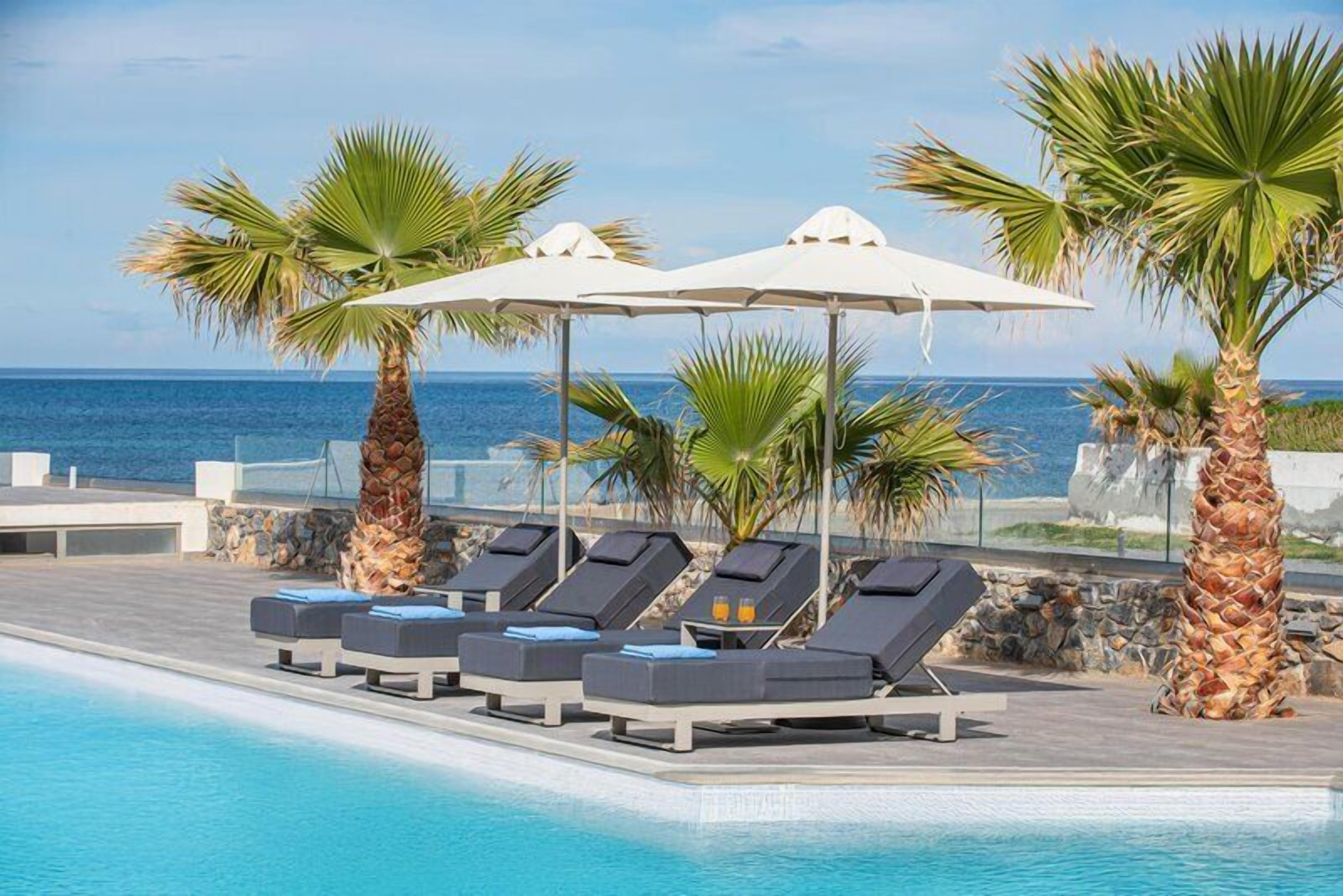 Piscine extérieure (ouverte en saison), parasols de plage