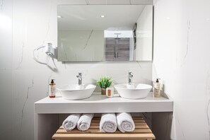 Deluxe Suite, 2 Bedrooms | Bathroom