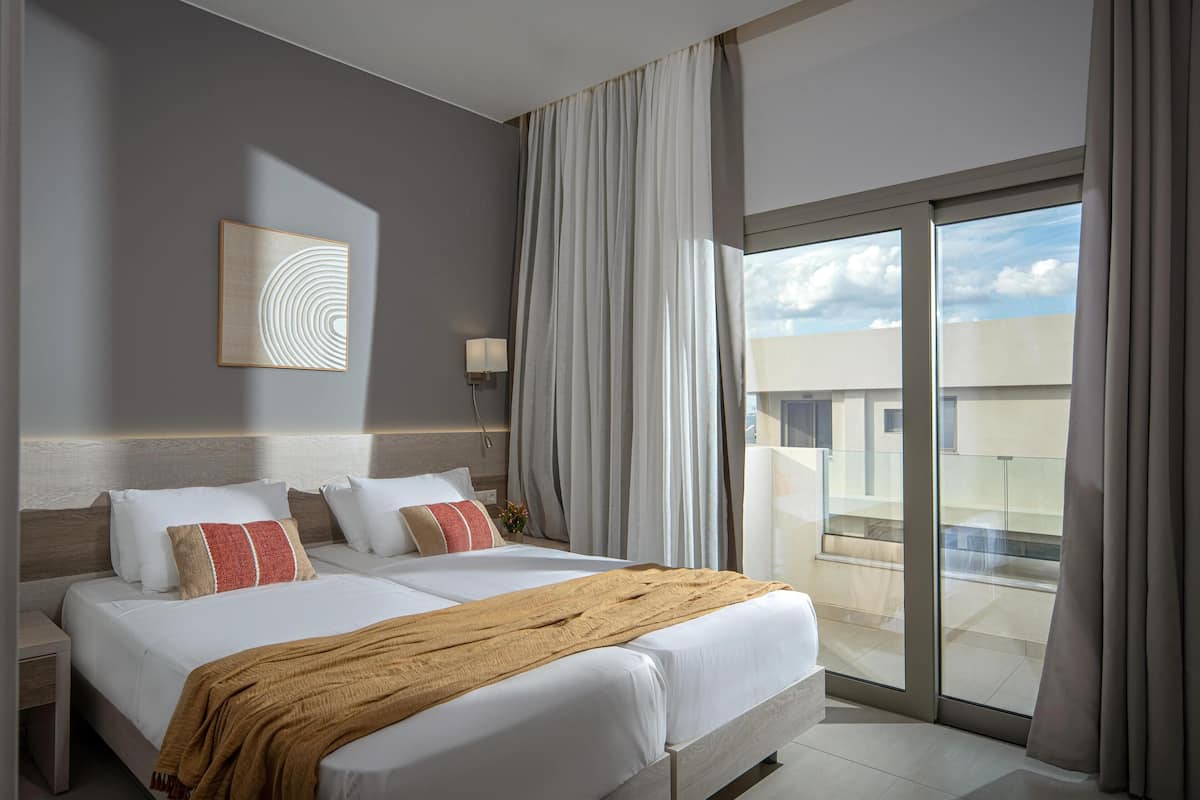 Deluxe suite, 2 slaapkamers | Een kluis op de kamer, een laptopwerkplek, verduisterende gordijnen