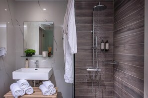 Een douche, een haardroger, badjassen, pantoffels