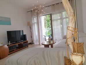 Living area - Cosy, modern apartment convenient with nearby beach,  shops & supermarkets (La Preneuse)