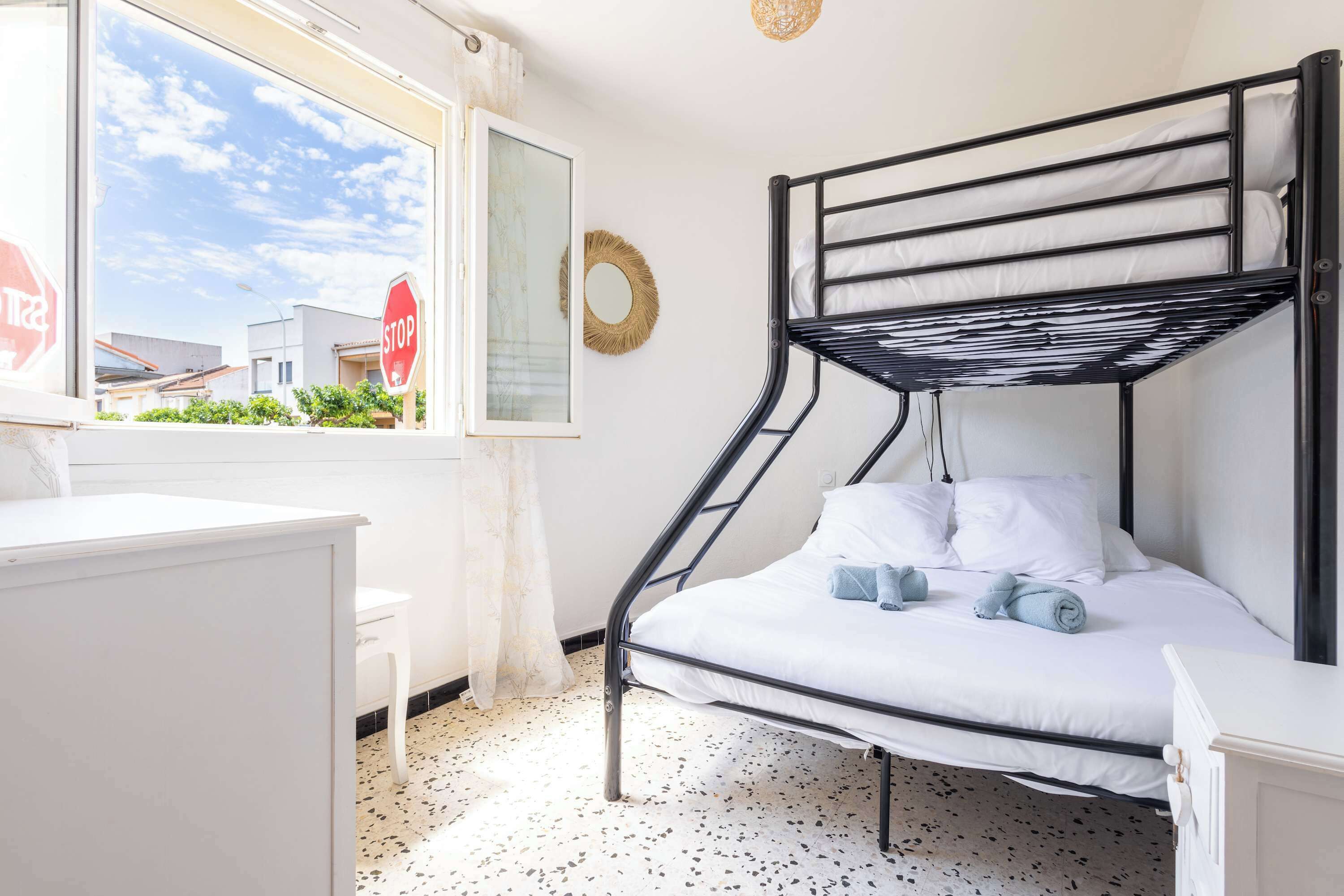 2 dormitorios, tabla de planchar con plancha, wifi y ropa de cama