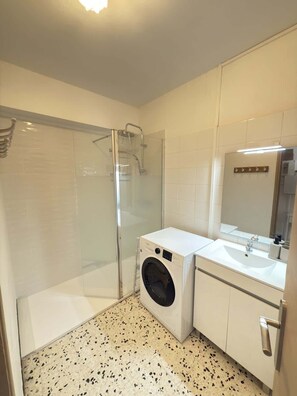 Regadera, secadora de cabello, toallas 