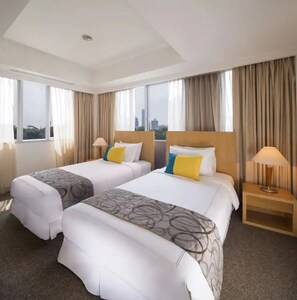 4 多间卧室、客房内保险箱、办公桌、熨斗/熨衣板