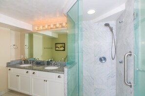 Douche, sĂšche-cheveux, serviettes fournies, shampoing