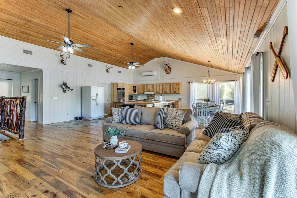 Tranquil Gantt Lake Home w/ Deck & Patio! - Dozier, AL