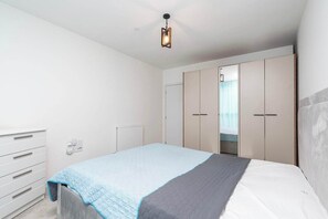 1 bedroom, desk, WiFi, bed sheets