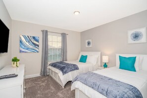 5 bedrooms, WiFi, bed sheets - Luxurious 4BR Home Pool Near Disney Storey Lake (Kissimmee)