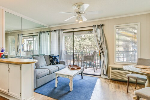 Walk to Coligny Beach Park: Condo w/ Pool Access!