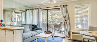 Walk to Coligny Beach Park: Condo w/ Pool Access!