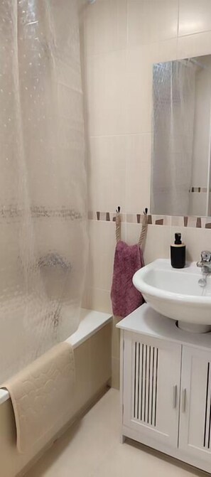Een haardroger, handdoeken, zeep, shampoo