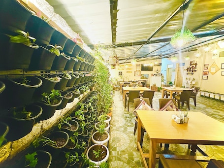 Restaurant. Paradise Inn by HBR