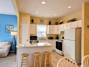 Een koelkast, een microgolfoven, een vaatwasser, een blender