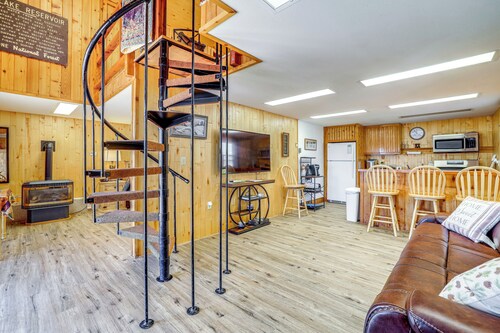 2 Mi to Main Street: Mtn-view Escape in Lander!