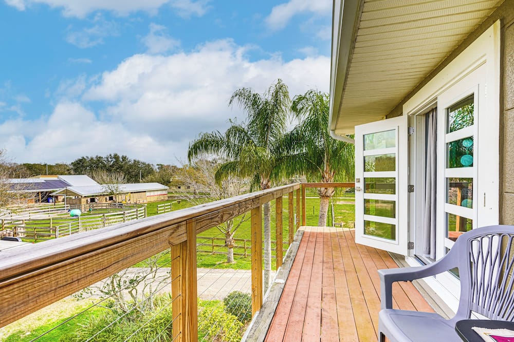 Pasture & Pond Views: Lovely Lutz Apartment - Odessa, FL