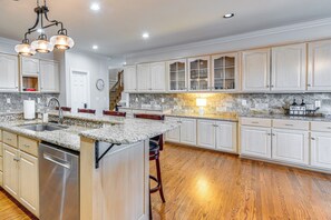 House (5 Bedrooms) | Interior