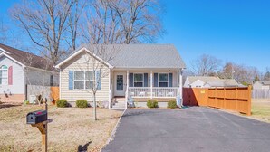 A single-story house with a front porch, a mailbox, and a wooden fence. - 1 Mi to Colonial Beach Boardwalk: Home w/ Fire Pit (Colonial Beach)