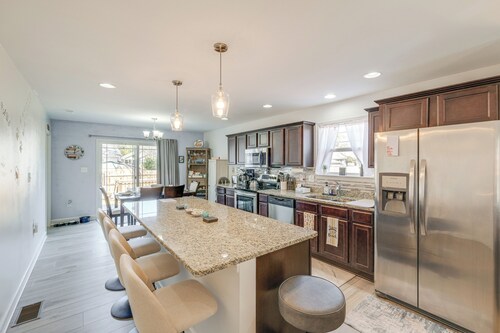 1 Mi to Colonial Beach Boardwalk: Home w/ Fire Pit