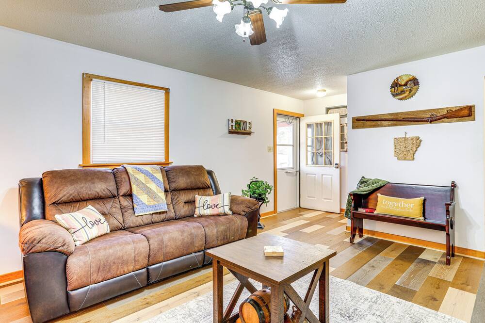1 Mi to Dtwn Mountain View: Home w/ Deck - Stone County, AR