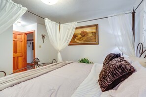 House (2 Bedrooms) | Interior - 1 Mi to Dtwn Mountain View: Home w/ Deck (Mountain View)