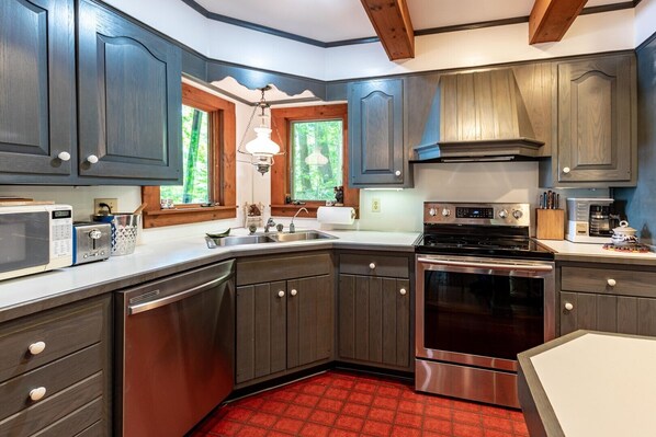 Kühlschrank, Ofen, Wasserkocher mit Kaffee-/Teezubehör, Toaster