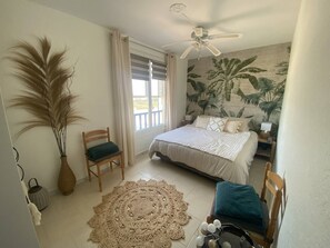 2 bedrooms, free WiFi - Apartment on the beach - parking - sea view terrace - 1st floor (SAINTES MARIES DE LA MER)