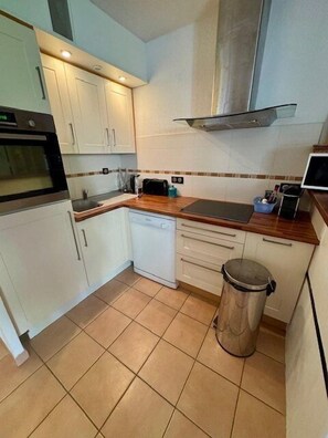 Fridge, dishwasher, cookware/dishes/utensils