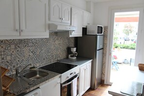 Kjøleskap, oppvaskmaskin og kjøkkenutstyr