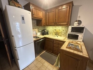 Fridge, dishwasher, cookware/dishes/utensils - Apartment near the beach (SAINTES MARIES DE LA MER)