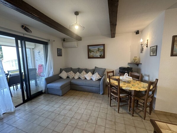 TV - Apartment near the beach (SAINTES MARIES DE LA MER)