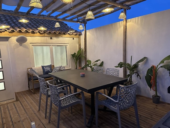 Outdoor dining